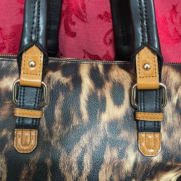 Calvin Klein Leather/Patent Leather‎ Leopard Cheetah print bag - Picture 2 of 16